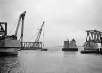 836333 Afbeelding van het invaren van een nieuw gedeelte van de Moerdijkbrug over het Hollands Diep.